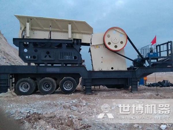 移動(dòng)碎石破碎機(jī)安裝現(xiàn)場