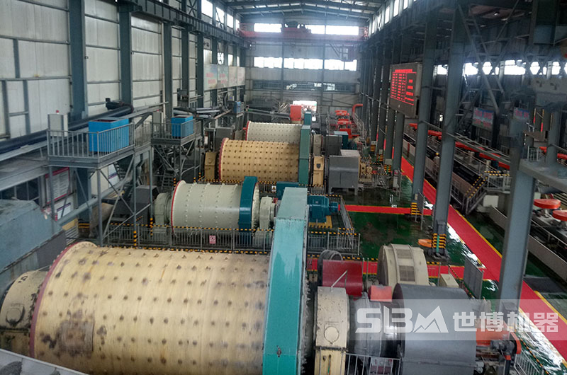 球磨機(jī)磨礦現(xiàn)場(chǎng)