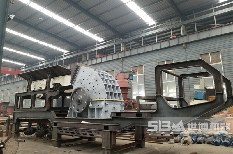 重錘破碎機(jī)廠家，圖為河南世博廠家生產(chǎn)的移動(dòng)重錘破碎機(jī)