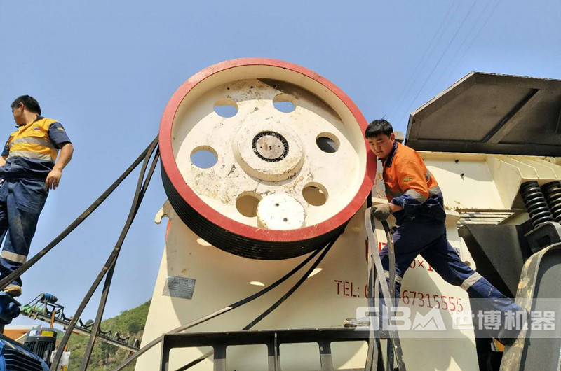 大型顎式破碎機(jī)安裝現(xiàn)場