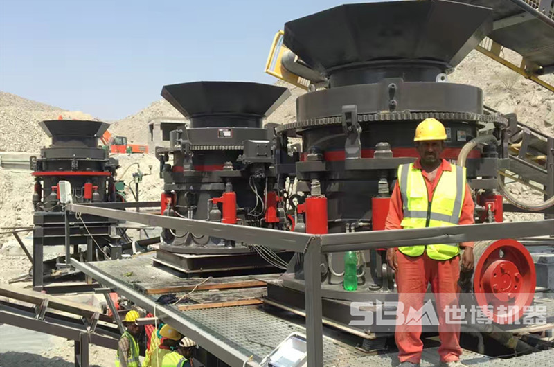 國(guó)外客戶(hù)三臺(tái)大型液壓圓錐破現(xiàn)場(chǎng)