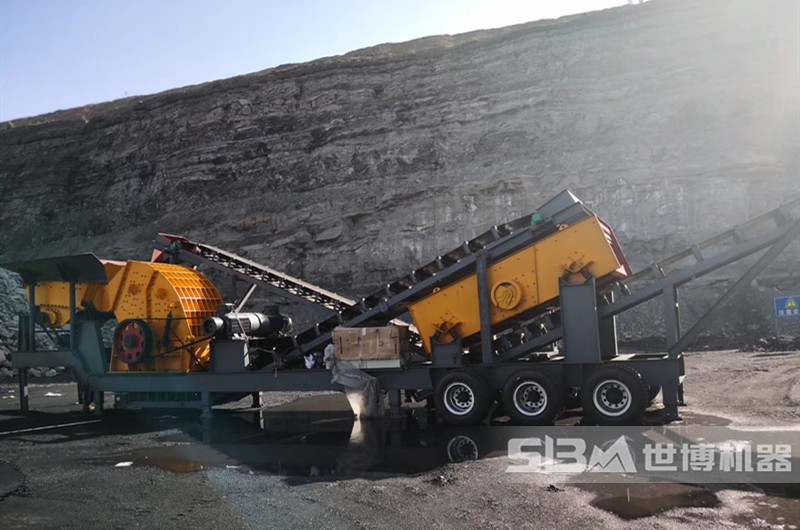 重錘式移動破碎機，配置重錘破、給料機、振動篩