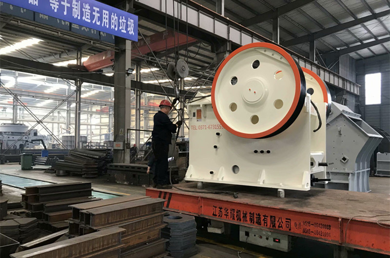 顎式破碎機(jī)，粗碎大理巖