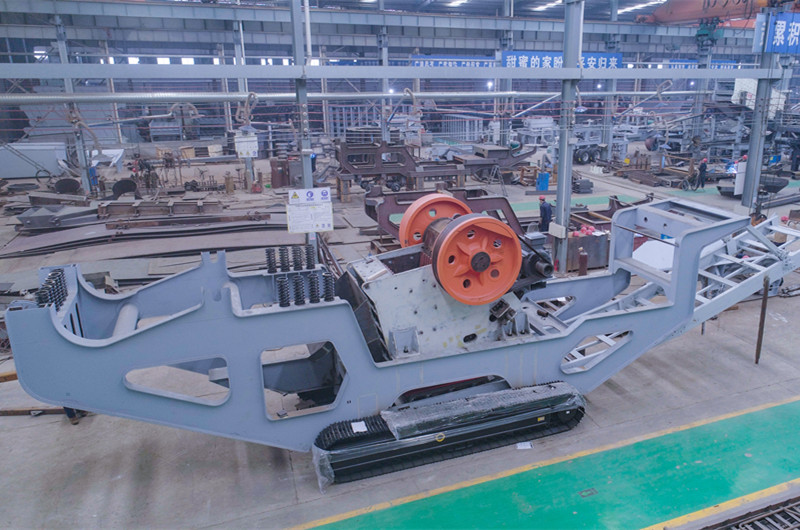 69顎破履帶移動(dòng)破碎機(jī)半成品，生產(chǎn)車間圖