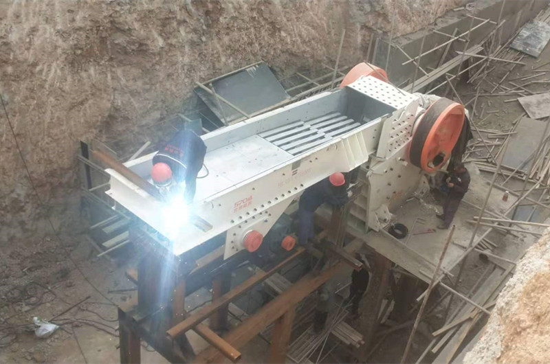 顎式破碎機、給料機安裝現(xiàn)場