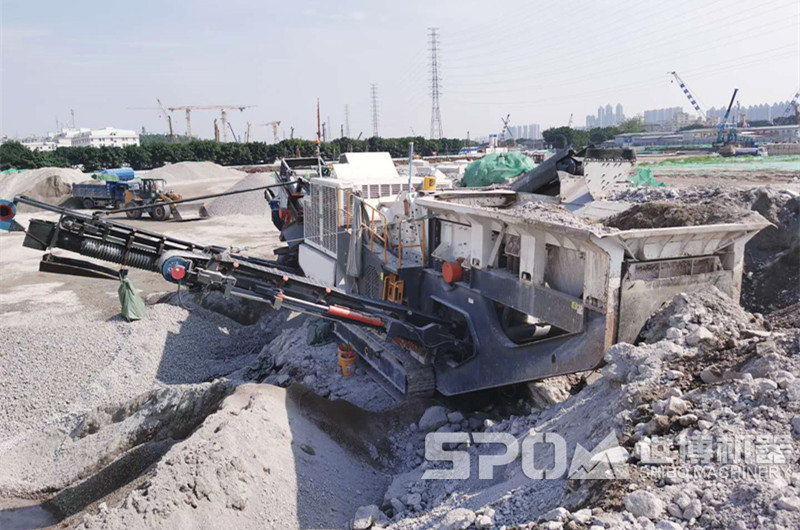 履帶移動碎石加工設備現(xiàn)場，建筑垃圾破碎現(xiàn)場