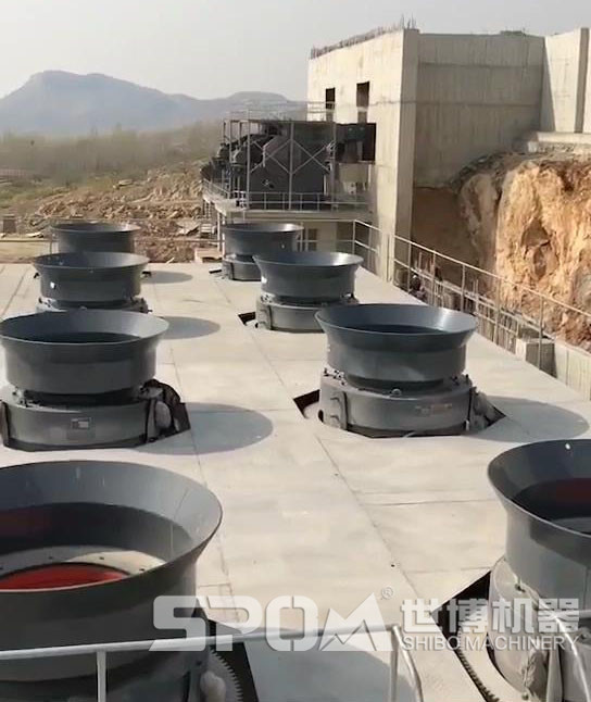 多臺(tái)液壓巖石圓錐機(jī)，現(xiàn)場(chǎng)圖