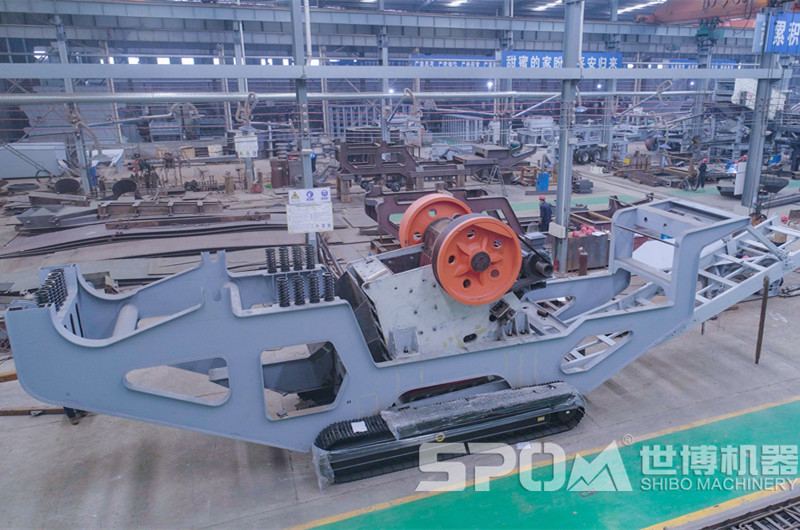 世博履帶式移動(dòng)69破碎石機(jī)生產(chǎn)車間，半成品