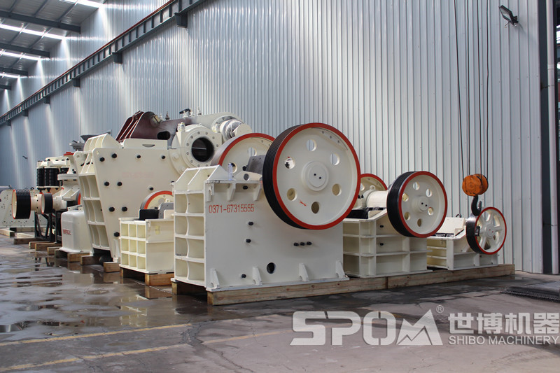 各種大小型號的顎式破碎機(jī)