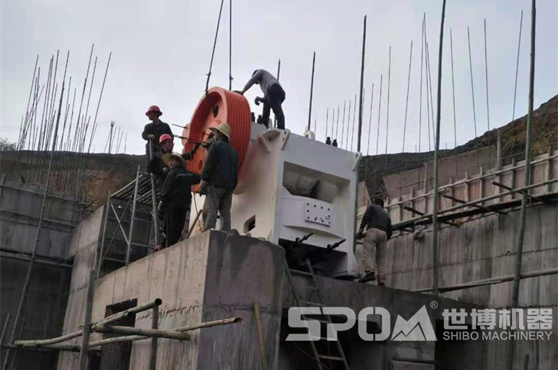 岳陽吳總工地，750x1060鄂式破碎機(jī)正在安裝