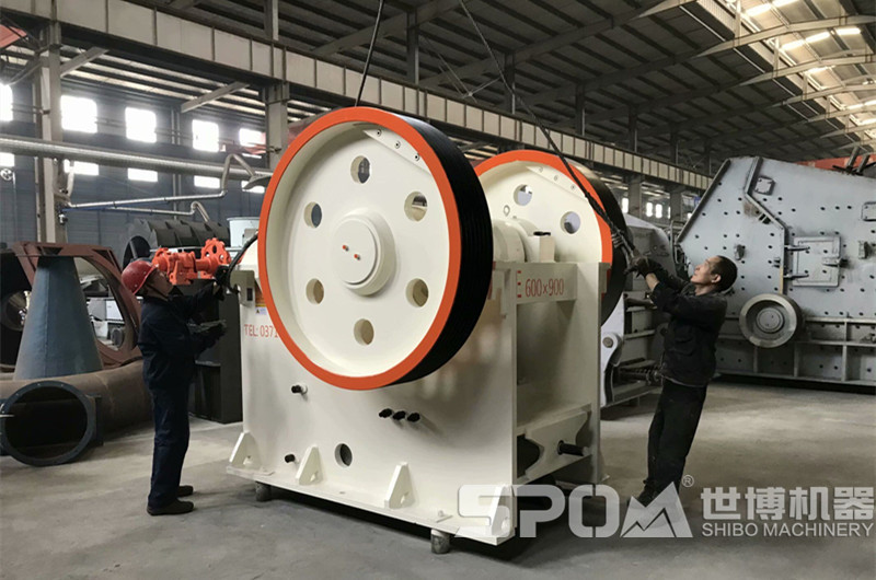 顎式破碎機(jī)，大塊花崗巖破碎