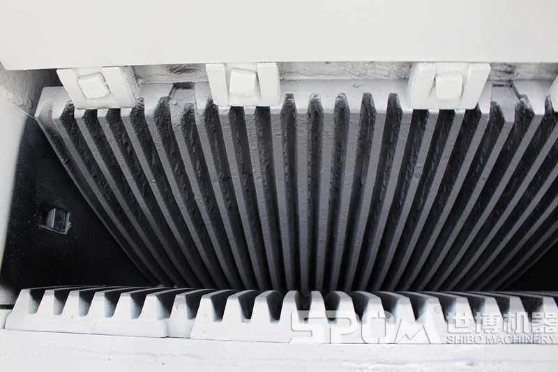 細(xì)顎破進(jìn)料口，細(xì)齒牙鄂板