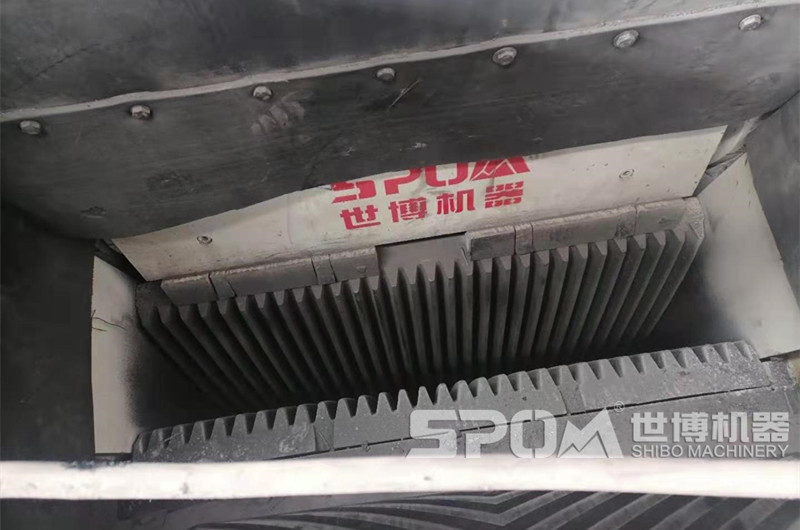 PEX細(xì)鄂破機(jī)進(jìn)料口，細(xì)齒牙鄂板