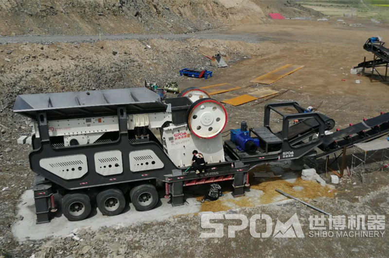 移動(dòng)750x1060鄂式破碎機(jī)現(xiàn)場