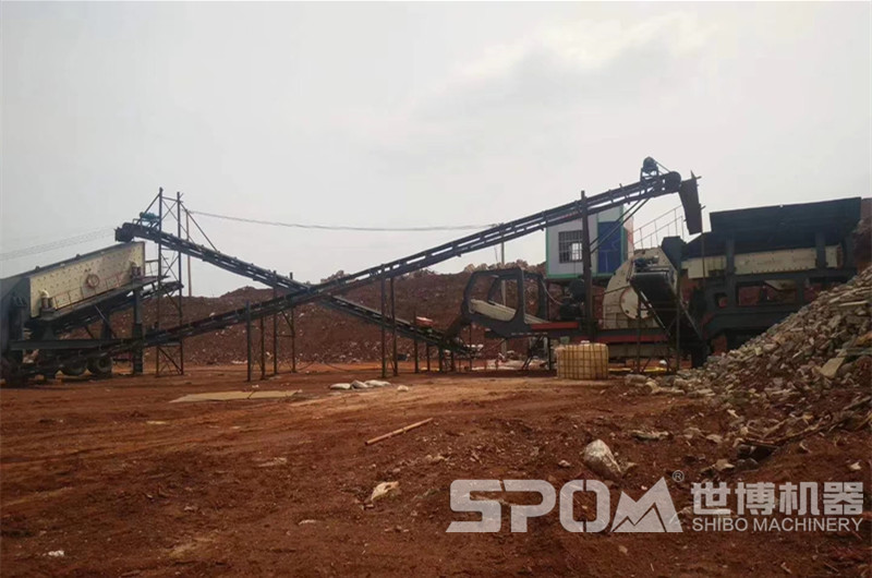 車載移動(dòng)錘式碎石機(jī)加工建筑垃圾現(xiàn)場圖