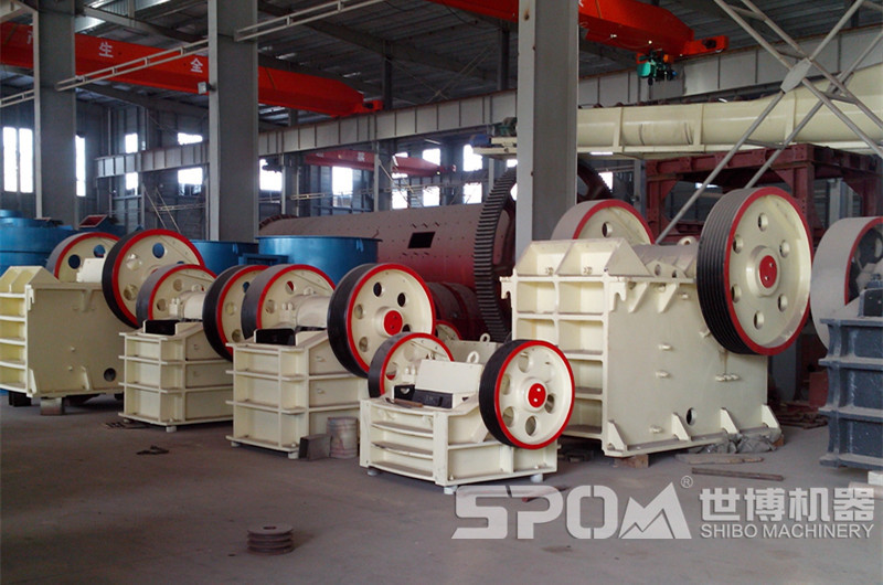 世博顎破成品車(chē)間，各種大小鄂破碎機(jī)