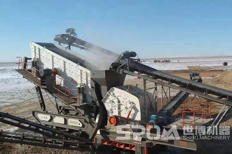 移動(dòng)反擊破碎石機(jī)加工石料現(xiàn)場圖