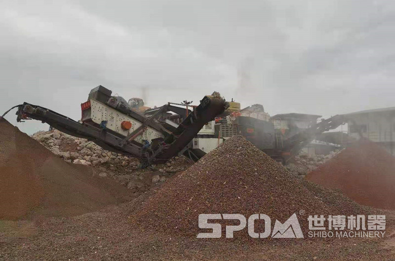 履帶移動(dòng)破碎篩分機(jī)處理建筑垃圾現(xiàn)場(chǎng)