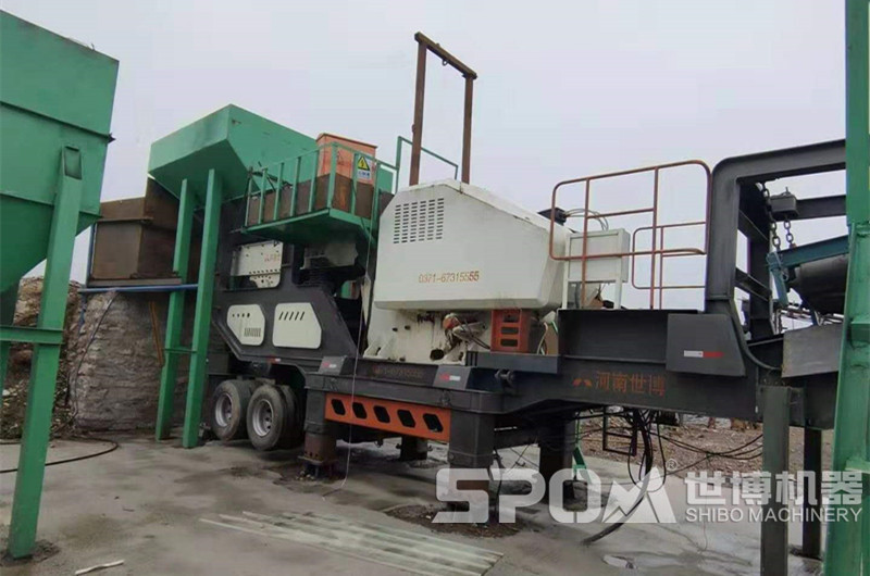 車載輪胎移動(dòng)顎破機(jī)加工石料現(xiàn)場圖