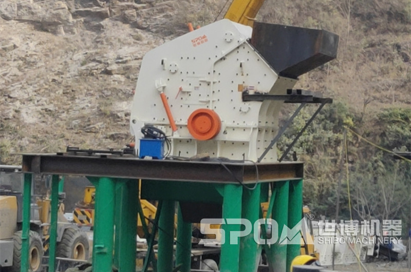 反擊式破碎機(jī)，在玄武巖制砂生產(chǎn)線中負(fù)責(zé)二段破碎
