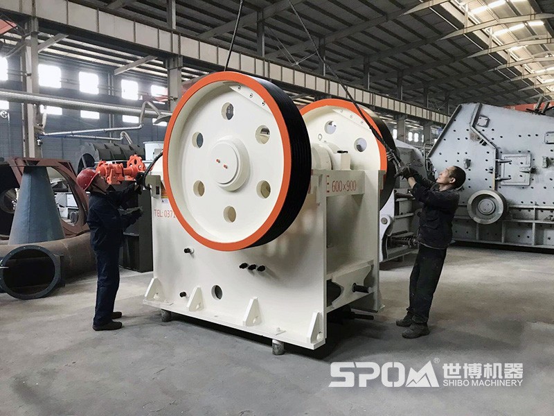 顎式破碎機(jī)廠家車(chē)間