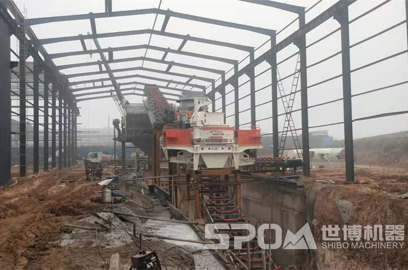 平頂山客戶現(xiàn)場，制砂設(shè)備安裝中