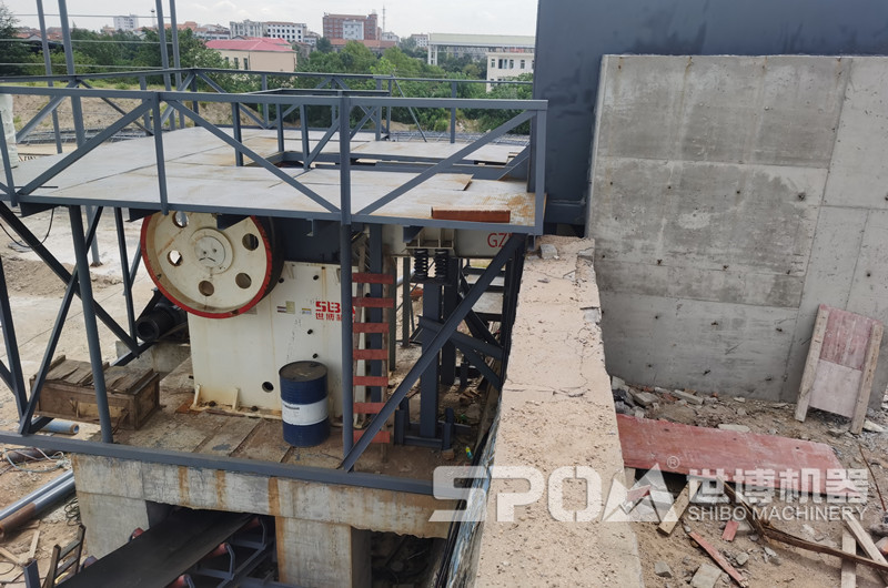 小型石子破碎機(jī)現(xiàn)場(chǎng)圖，家庭用小顎破